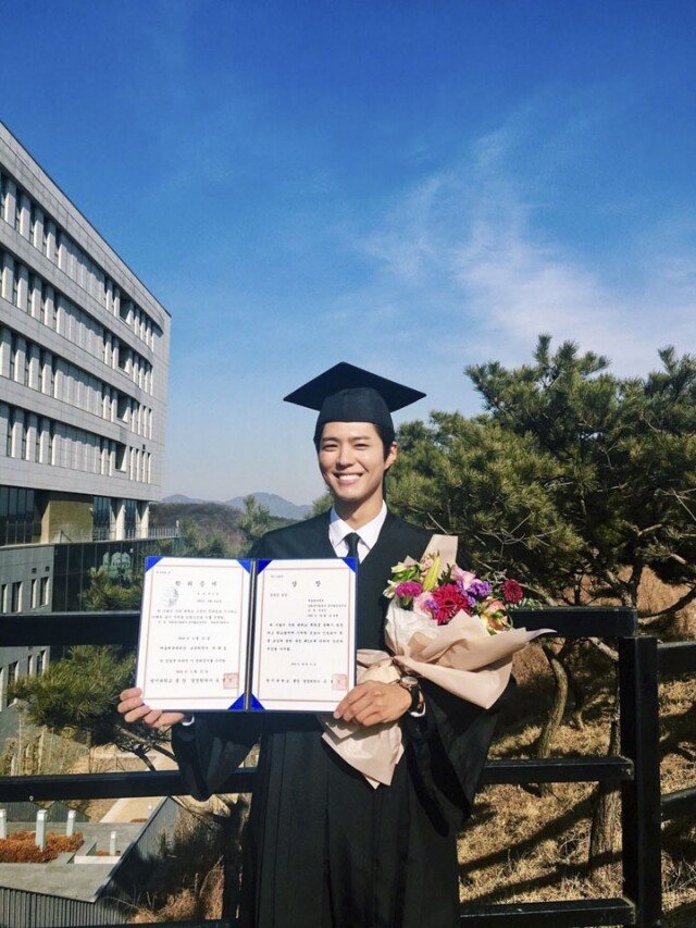 在中學畢業後，朴寶劍入讀韓國明知大學的電影與音樂劇學系