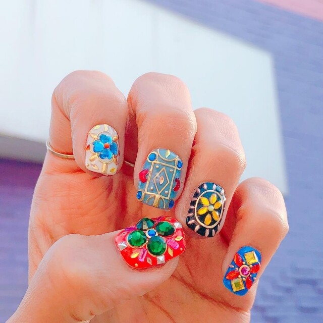 Eunkyung 還設計了許多不同的美甲款式,例如「tile beads nail Eunkyung 還設計了許多不同的美甲款式,例如「tile beads nail