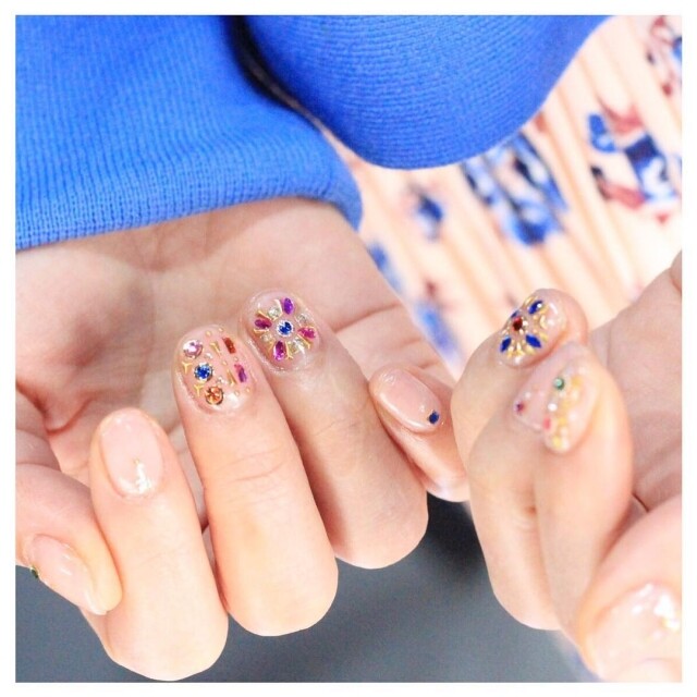 Eunkyung 創作的「tile beads nail」顏色對比都十分強烈