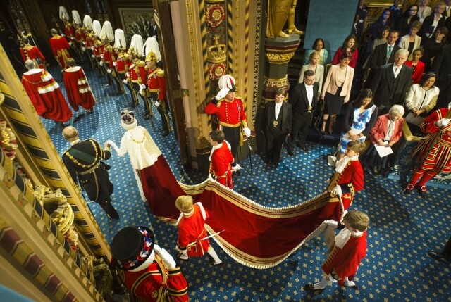 在 Elizabeth II 登基後，Prince Philip 要以「王夫」的身份出席公開活動