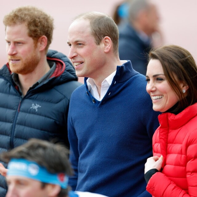 威廉王子、凱特王妃和哈里王子在 Queen Elizabeth Olympic Park 為慈善賽的各運動選手打氣，並為自己的 100 米短跑比賽作準備。恩愛程度羨煞旁人的威廉王子和凱特王妃準備並肩與哈里王子賽跑，為慈善而一較高下。