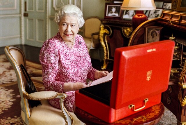 英女皇透過這個紅色公文包內的文件，了解英國議會和其他聯邦國家政府的情況