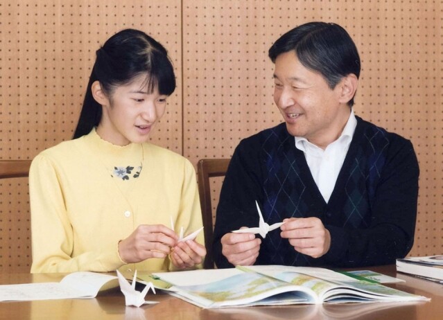 2016 年宮內廳發布愛子公主的生日照,剛滿 15 歲的她臉龐比以前清減了很多 2016 年宮內廳發布愛子公主的生日照,剛滿 15 歲的她臉龐比以前清減了很多