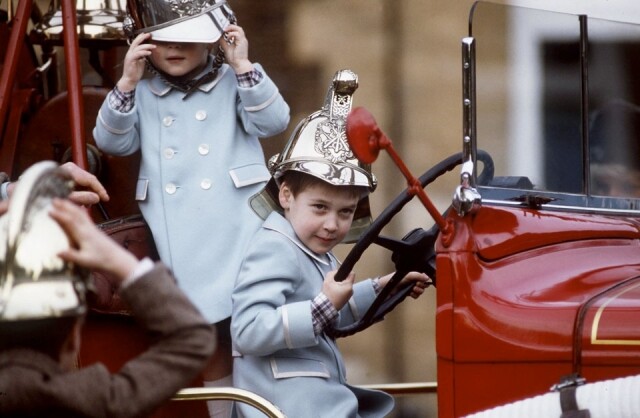 小時候戴安娜王妃經過為小威廉和小哈里兩兄弟安排「孖公仔」裝扮。