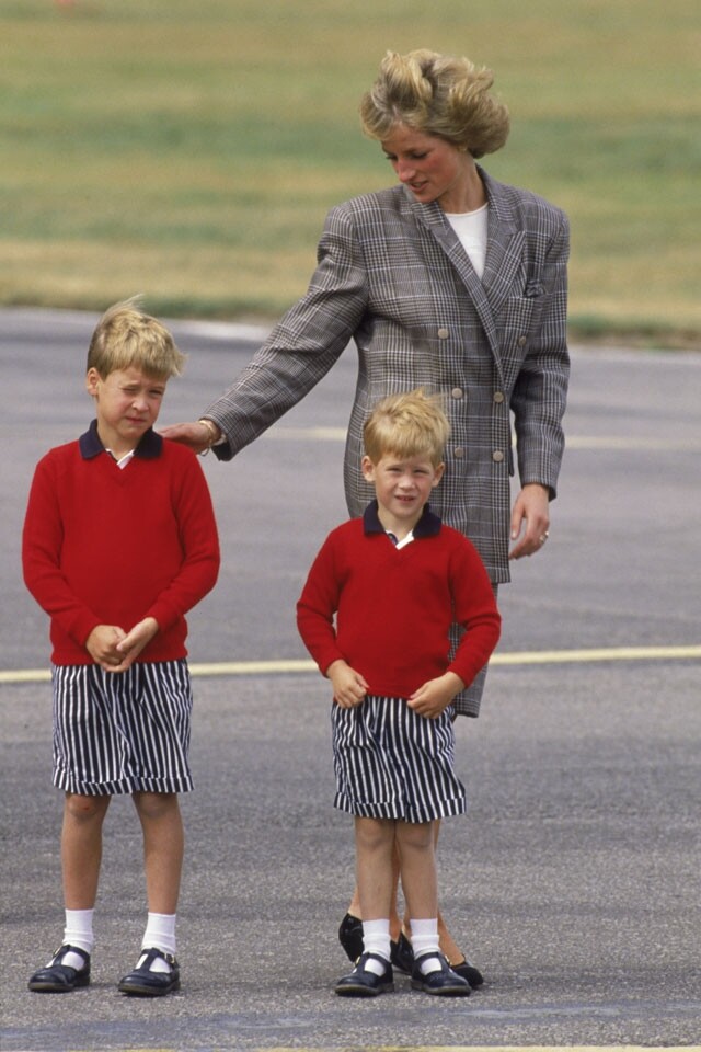 威廉王子和哈里王子只相差 3 歲，小時候難免被裝扮成「孖公仔」吧！