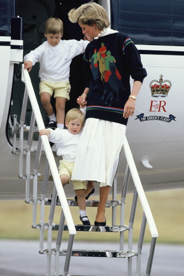 戴安娜王妃為小威廉和小哈里兩兄弟安排清爽醒神的「機場時尚」。