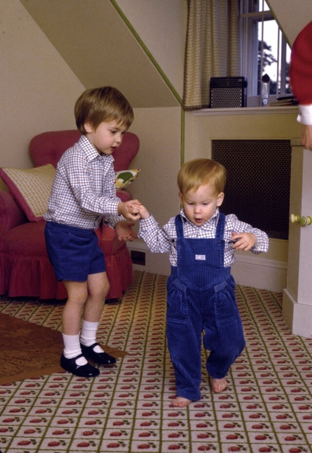 小威廉和小哈利分別以燈芯絨短褲和燈芯絨工人褲。