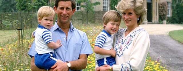 威廉王子與哈里王子小時候，戴安娜王妃總是要他們穿上兄弟裝。