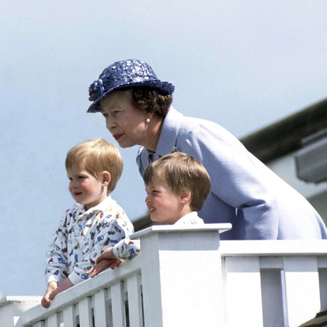 1987 年英女皇與兩兄弟一同前往觀看查爾斯王子打馬球，其時兄弟以一身入時的 80 年代打扮出席！