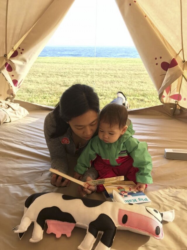 Priscilla 也會帶著女兒們一起去郊外，在帳篷裡，輕聲細語地為女兒讀著故事書