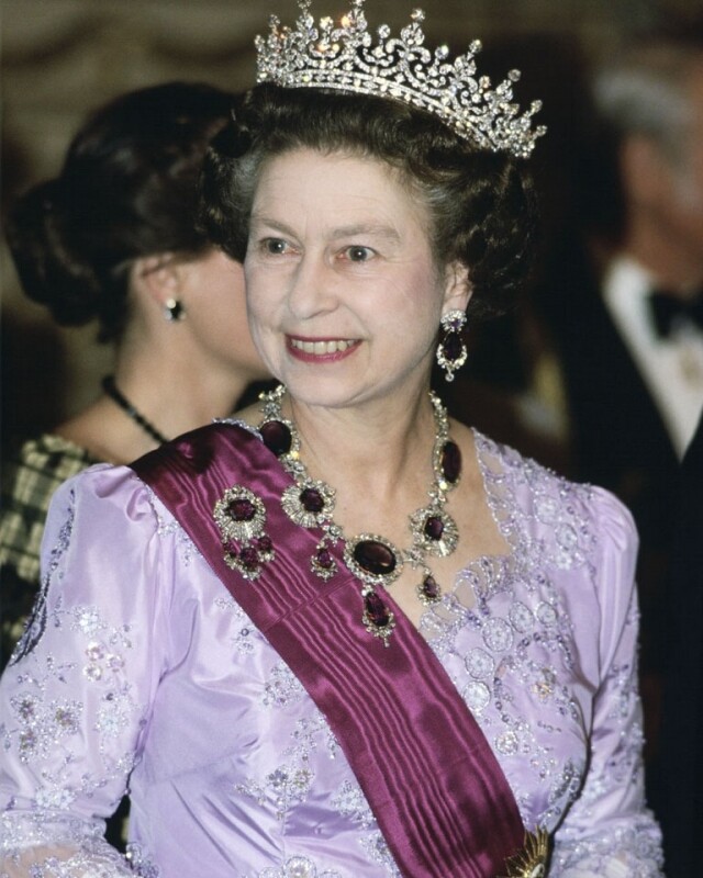 這套閃耀又極具份量的紫水晶寶石首飾就是母親留給英女皇