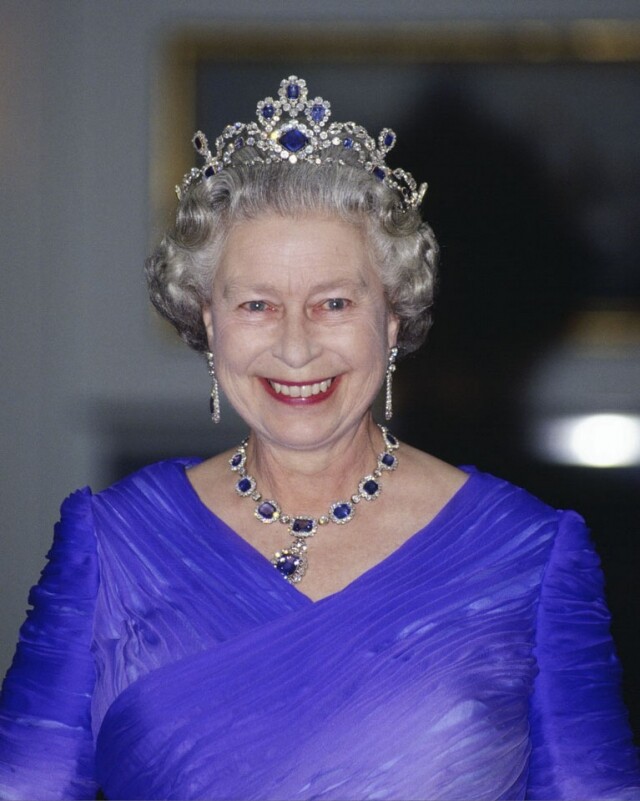 當年英女皇結婚時，還是國王的喬治六世送了一整套的藍寶石首飾給她