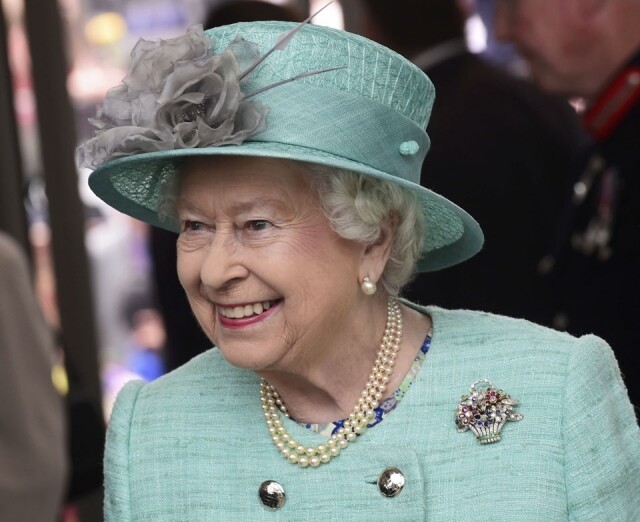 英女皇的父母贈送了一枚花籃胸針給她作為慶祝禮物