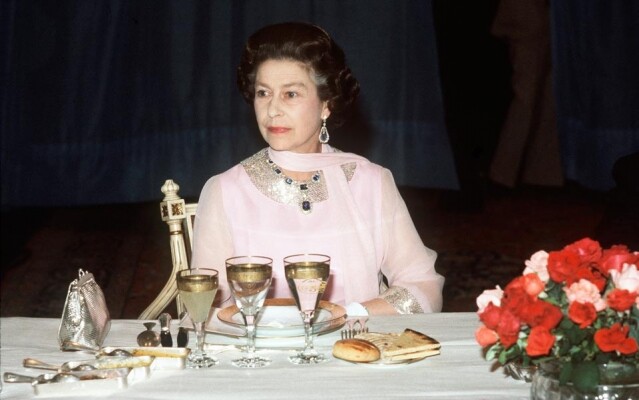 英女皇的母親（Queen Mother）長壽至 101 歲，據聞她每天的喝酒量超過 8 杯，非常能喝。不過，英國政府建議國民每星期不應該喝超過 14 杯酒，但以英女皇的喝酒量來計，一早已超標。
