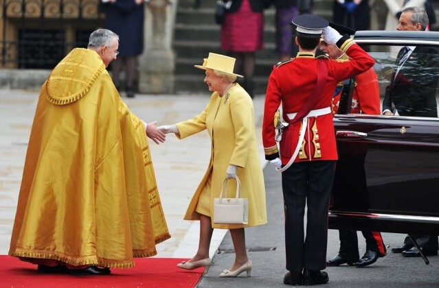 手袋不離手的英女皇，在威廉王子和 Kate Middleton 的婚禮也拿著她最愛的 Launer 手袋。下車時，親自拿著。