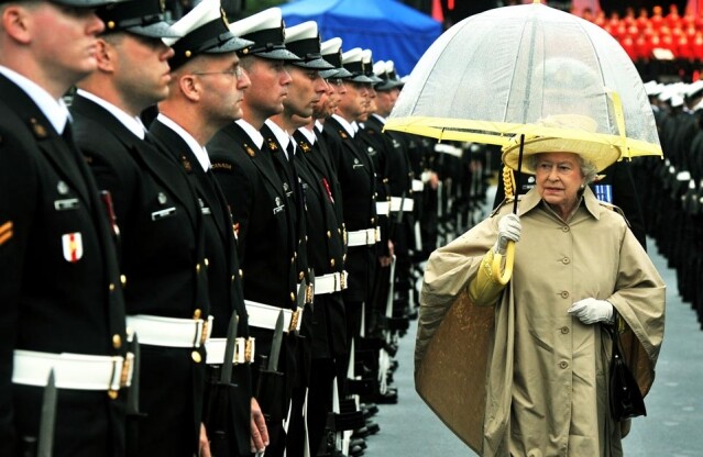 英女皇閱兵時也會拿著手袋。
