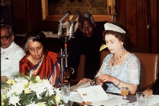 皇室歷史學家 Hugo Vickers 向《People》透露，如果女王把她的手袋放上餐桌，即是暗示她希望宴會能在 5 分鐘內完結