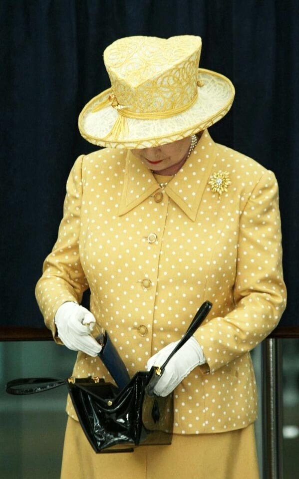 作為 Launer 手袋的忠實支持者，英女皇至今擁有過百個該品牌的手袋。