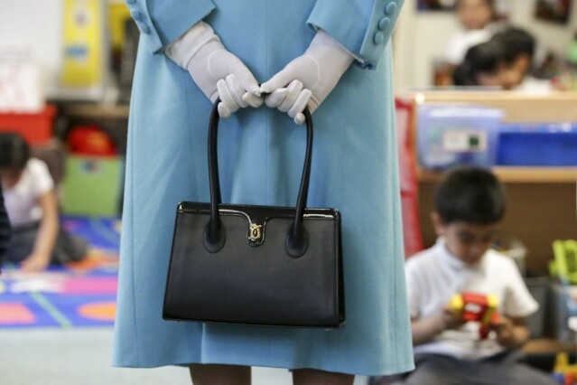 她出席戴安娜及 Kate Middleton 兩位皇妃的大婚，也攜帶此品牌包包成行。