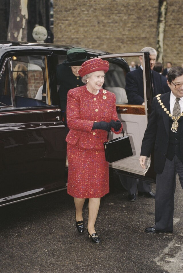 自 1968 年第一個訂購以來，女皇均喜歡將手抽延長，方便她握手，期後更給了品牌皇室認可 Royal Warrant。