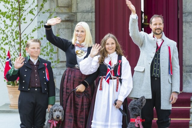王儲 Haakon 和 Mette-Marit 特意開了一場記者會，Mette-Marit 誠心地向挪威國民道歉