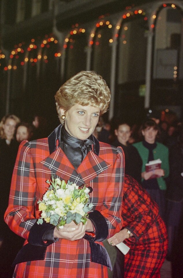 威爾士公主戴安娜在夜間照亮 Bond Street 的聖誕燈飾。