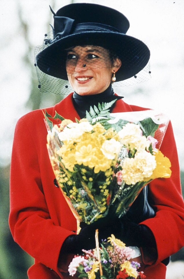 聖誕節那天,戴安娜王妃穿著紅色外套和黑色帽子出現在 Sandringham。 聖誕節那天,戴安娜王妃穿著紅色外套和黑色帽子出現在 Sandringham。
