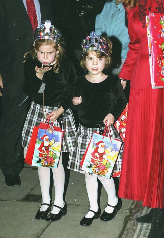 比阿特麗斯公主和尤金妮公主穿著可愛的服裝出席聖誕節默劇「灰姑娘」。