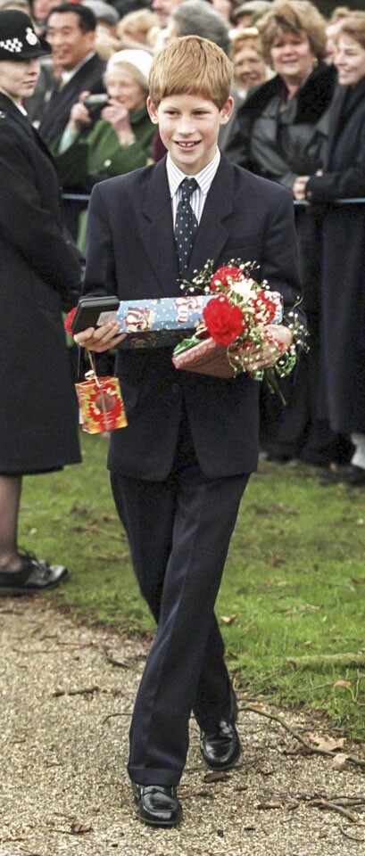 13 歲的哈里王子參加 Sandringham 教堂的聖誕日服務。