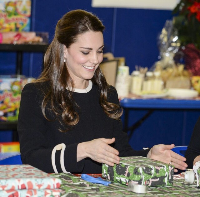 凱特王妃和威廉王子對紐約市進行為期三天的訪問期間，凱特王妃在 Northside 兒童發展中心幫忙包裝聖誕禮物。