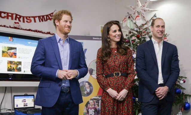 哈里王子、凱瑟琳、劍橋公爵夫人和劍橋公爵威廉王子參加 The Mix Youth Serivce 的聖誕派對並頒發獎項。