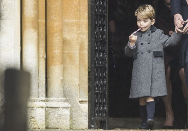 聖誕糖果手杖在王室的出場率甚高。喬治王子在聖誕節那天出席 Sandringham 教堂的聖誕節服務後也一臉滿足的品嚐聖誕糖果手杖。