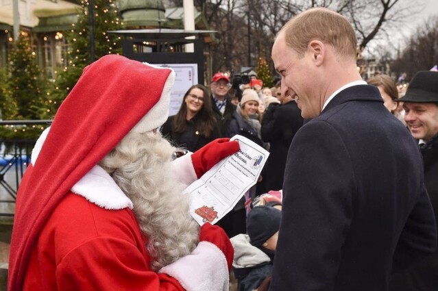 劍橋公爵在訪問 Esplanade Park 的聖誕市場時，將喬治王子的聖誕節願望清單交給當地的聖誕老人。