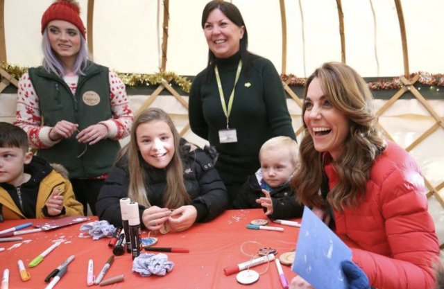 今年凱特接手英女皇的職務，聯同慈善機構 Family Action，在 Great Missenden 的 Peterley Manor 農場與 Family Action 的小孩子一同挑選聖誕樹。