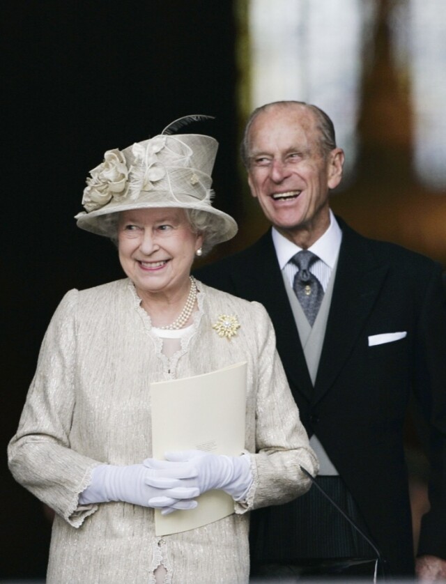 首先，白手套一直以來都是女王的風格一部分。