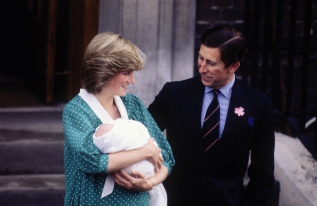 這條藍色波點裙與 30 年前戴安娜王妃與威廉王子離開醫院時