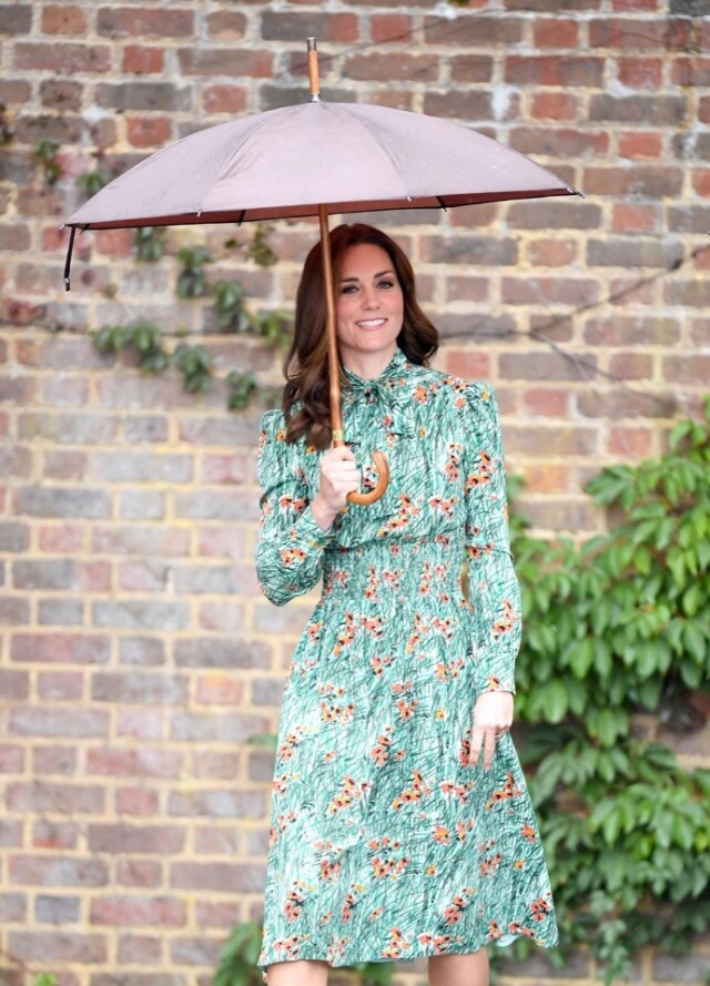一件帶有罌粟花印花的綠茶色 Prada 連衣裙參觀戴安娜王妃的紀念花園。