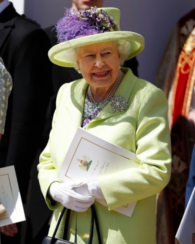 女王不會因鮮豔的顏色而顯得不自在，青綠色和紫色的 mix & match 也不例外。