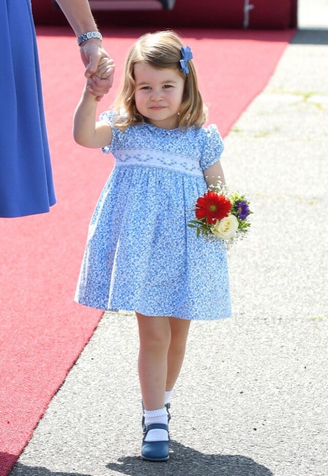夏洛特與父母在公共場合總是穿著飄逸印有花朵或粉彩的連衣裙。