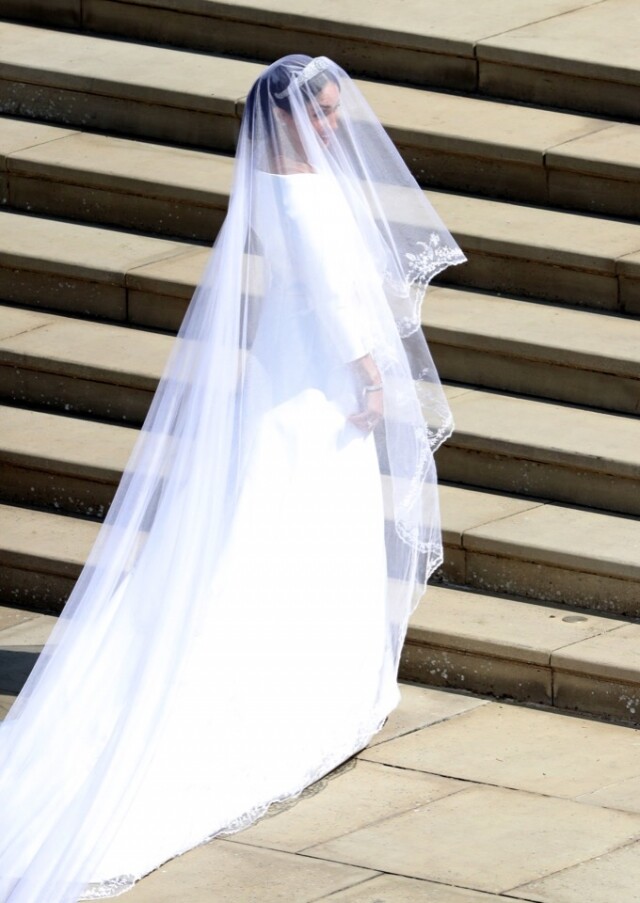 蘇塞克斯公爵夫人的簡單而優雅的婚紗被一副壯觀的頭紗而顯得隆重