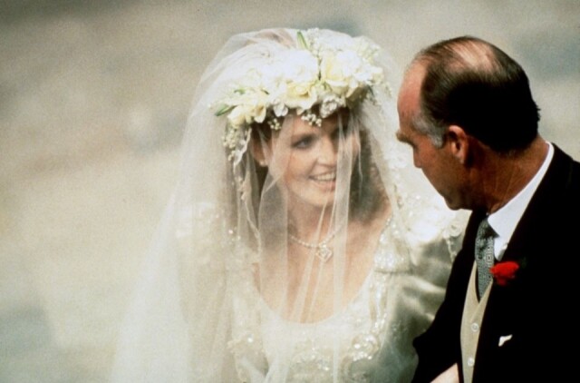 1986 年，Sarah Ferguson 戴著花冠與父親同行。