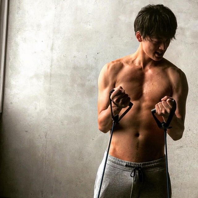 竹內涼真的真正殺着其實是天真陽光的臉龐以外,還有一幅完美 body 竹內涼真的真正殺着其實是天真陽光的臉龐以外,還有一幅完美 body