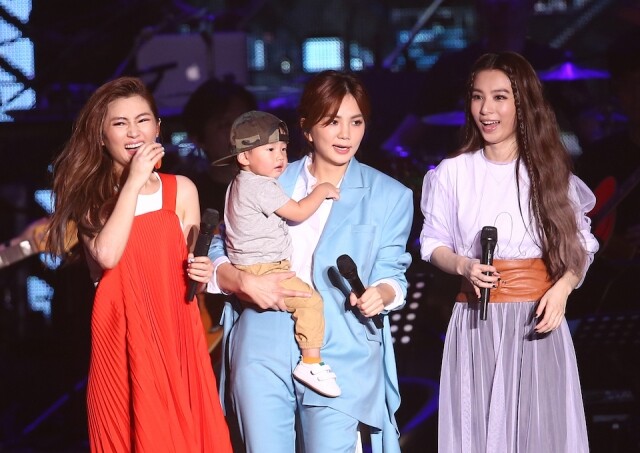 S.H.E 在台北舉行成軍 17 周年音樂會,期間 Ella 兒子勁寶也有上台 S.H.E 在台北舉行成軍 17 周年音樂會,期間 Ella 兒子勁寶也有上台