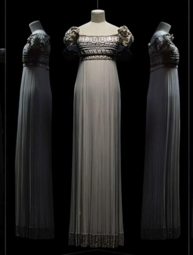 因禮服的上半身的設計酷似古希臘建築的愛奧尼柱子，也被命名為 Palladio dress。