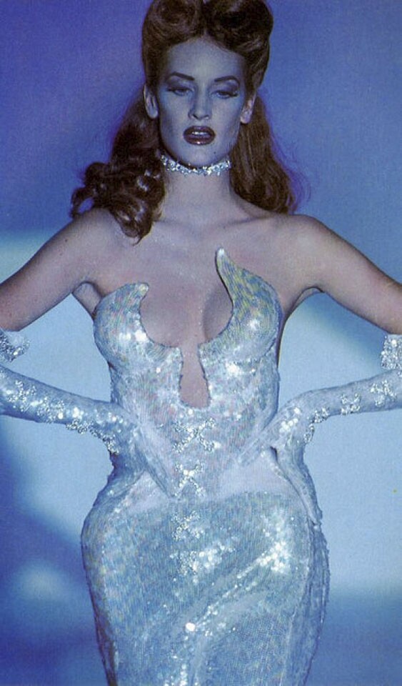 貝利爾女王的這些裝扮是來自 1992 年的 Thierry Mugler 的秋冬高定系列