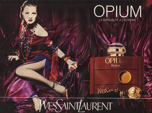 這套暗黑系魔女服裝是參考了 Kate Moss 1993 年為 YSL 拍攝的「Opium」香水廣告