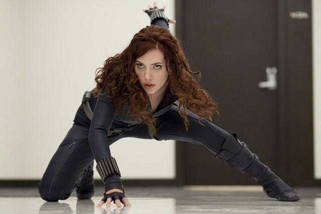 Scarlett Johansson 自《鐵甲奇俠 2》（Iron Man 2) 開始出演 Marvel 電影系列的角色「黑寡婦」