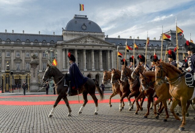 旅客造訪的布魯塞爾皇宮是國王的辦公場所，用於舉辦宴會和皇室典禮