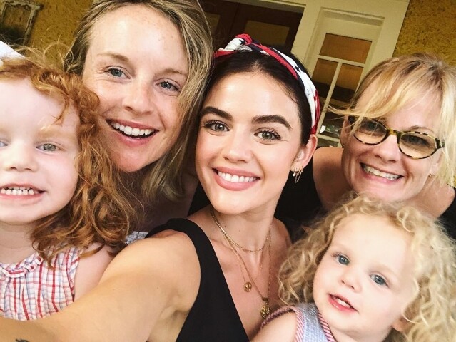 Lucy Hale 短髮造型 5. 戴頭箍一了百了 Lucy Hale 短髮造型 5. 戴頭箍一了百了