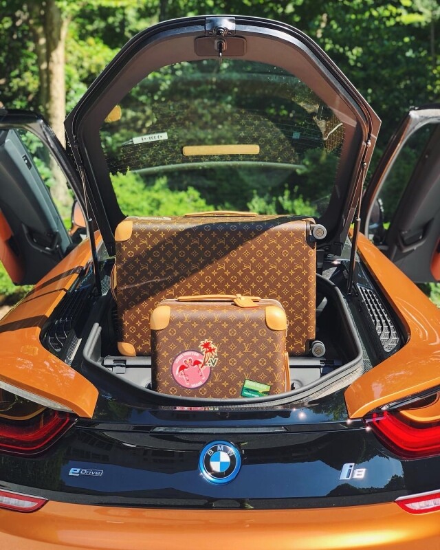 炫富怎麼能少了名車 BMW 加上名牌 Louis Vuitton 的配搭！